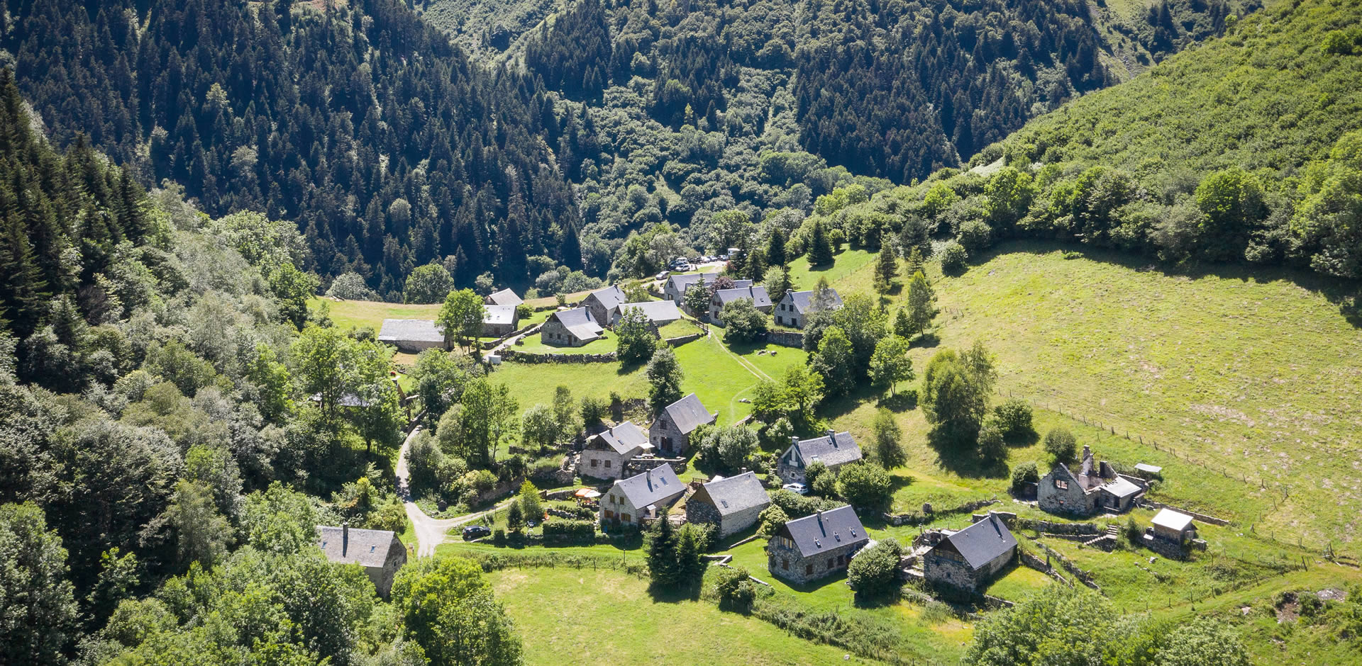 Valée d'Aulon, vue sur le village l'été